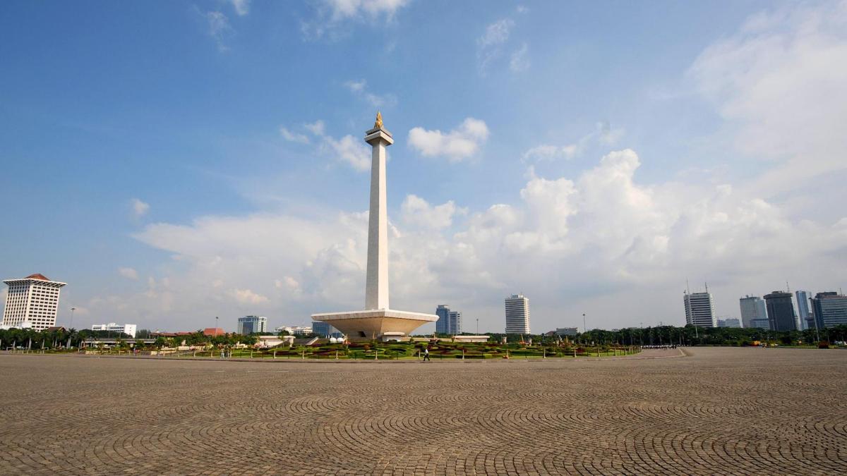 un grande monumento bianco di fronte a una città