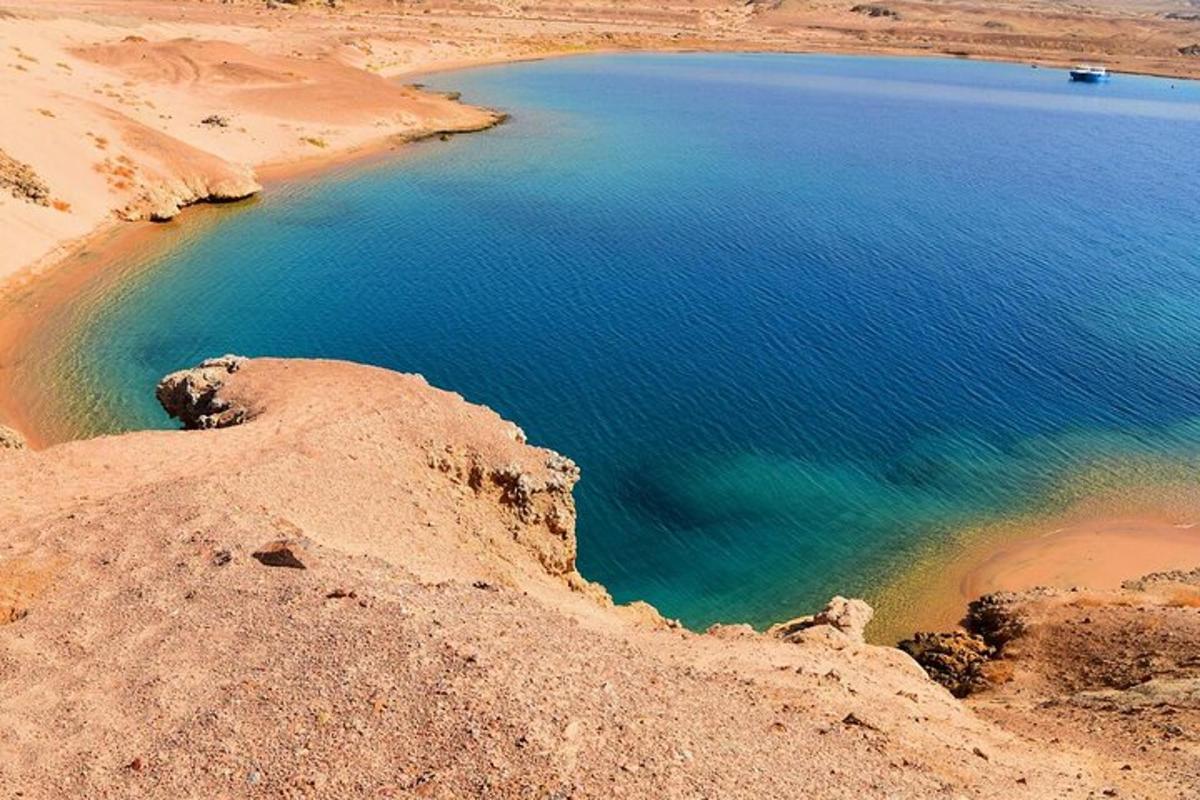 منظر جوي لمساحة مائية في الصحراء