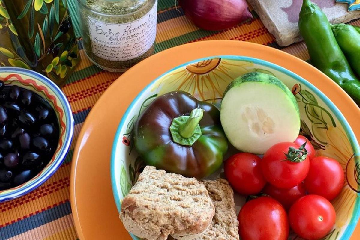 sepinggan makanan oren dengan tomato dan sayur-sayuran