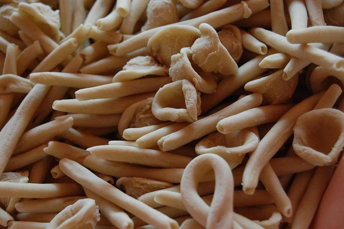 チーズと玉ねぎを乗せたパスタの山