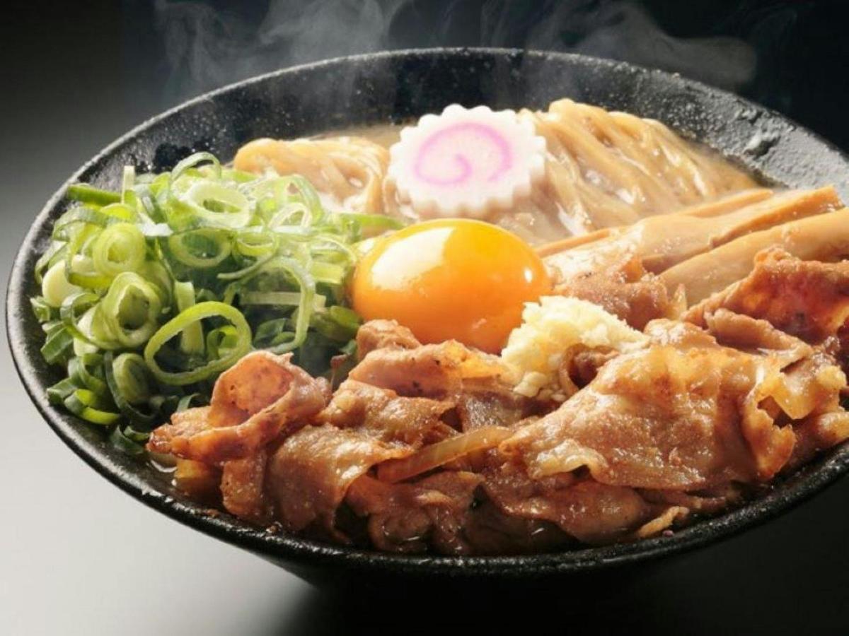 一碗有鸡蛋和面条的食物