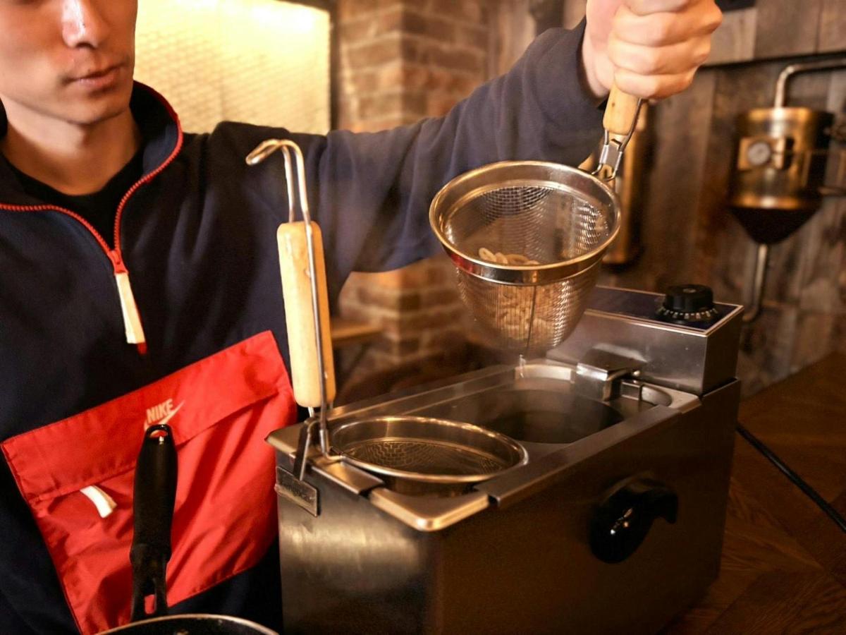 一名男子正在用立式搅拌机准备食物