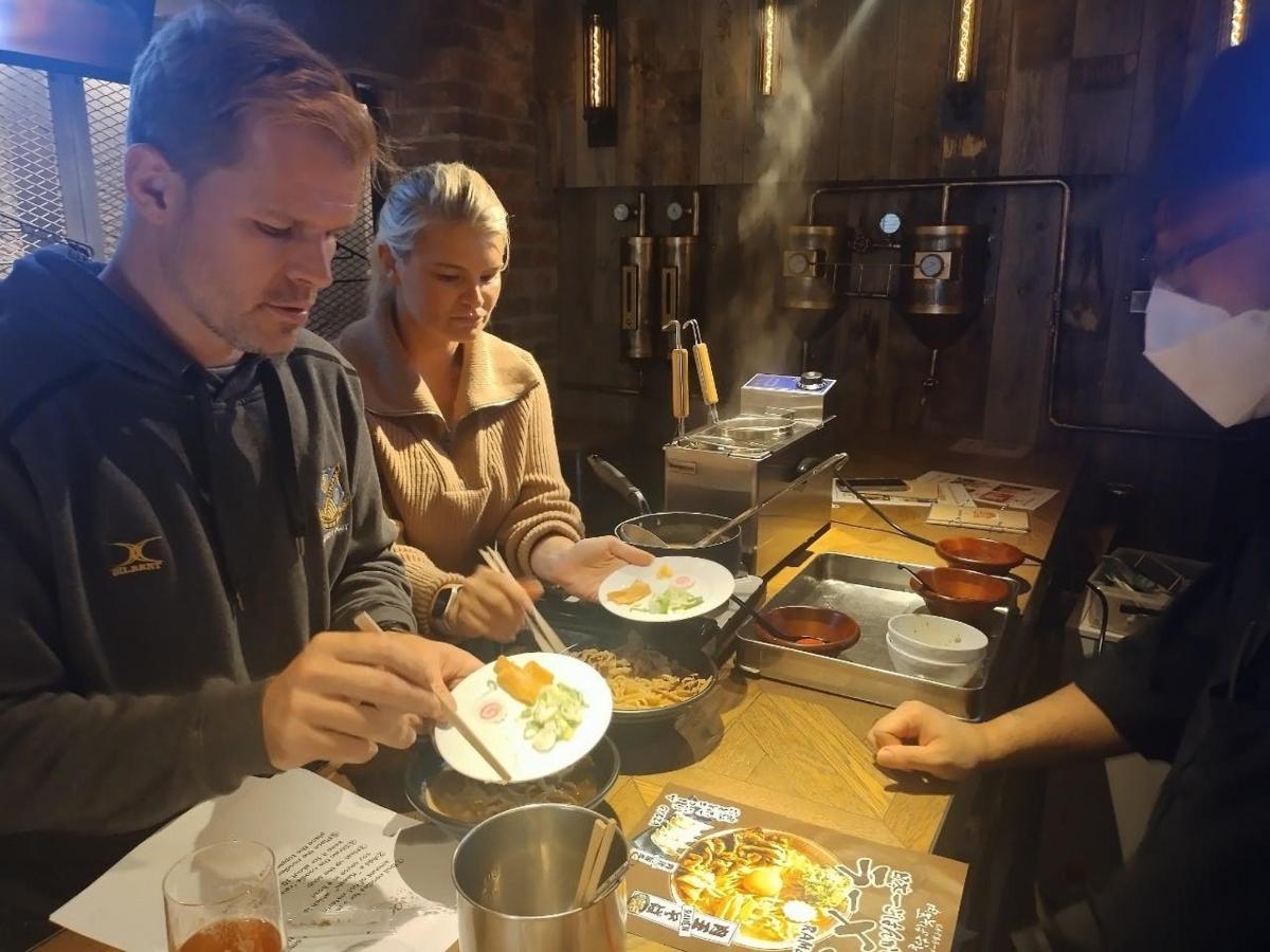 一群人坐在桌旁吃饭
