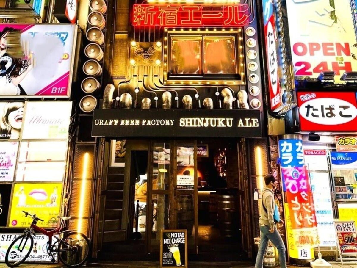 一名男子在建筑物前行走