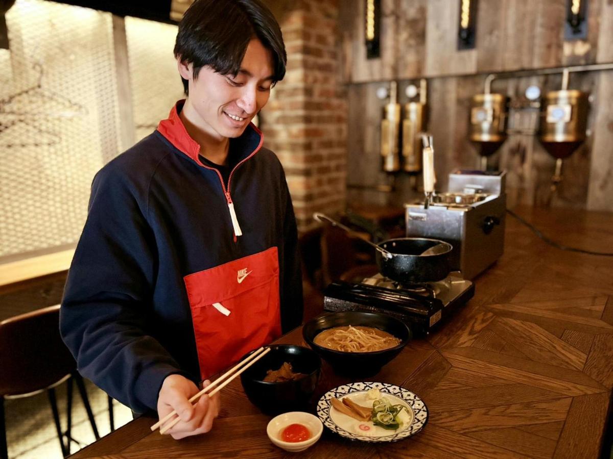 一名男子站在厨房准备食物