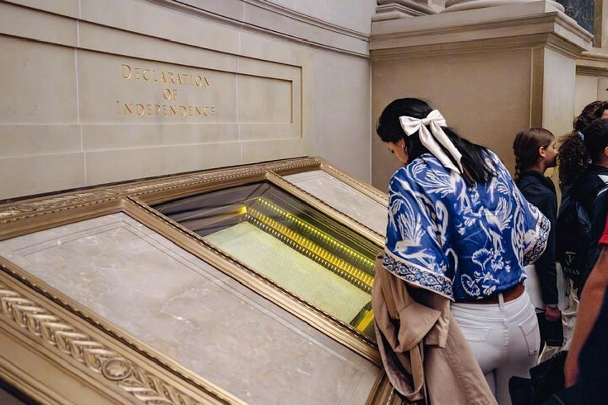 seorang wanita melihat pameran di muzium
