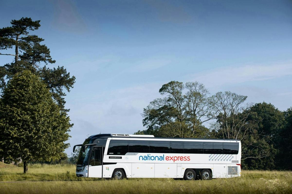 un autobuz alb este parcat pe un câmp