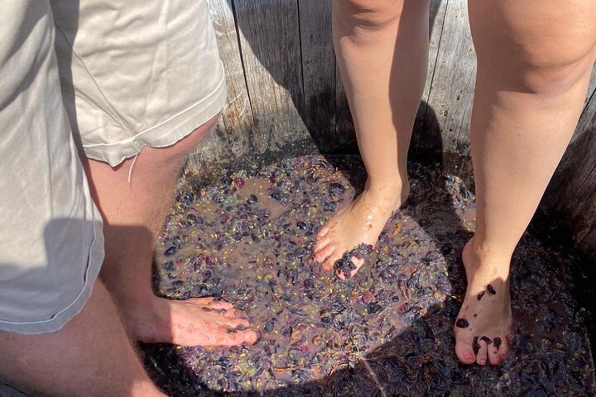 dos personas de pie en un charco de agua
