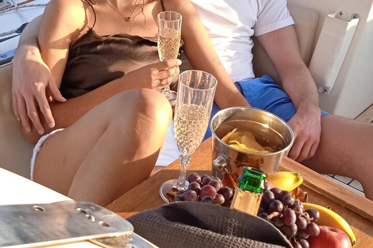 двоје људи седе за столом са чашама за шампањац
