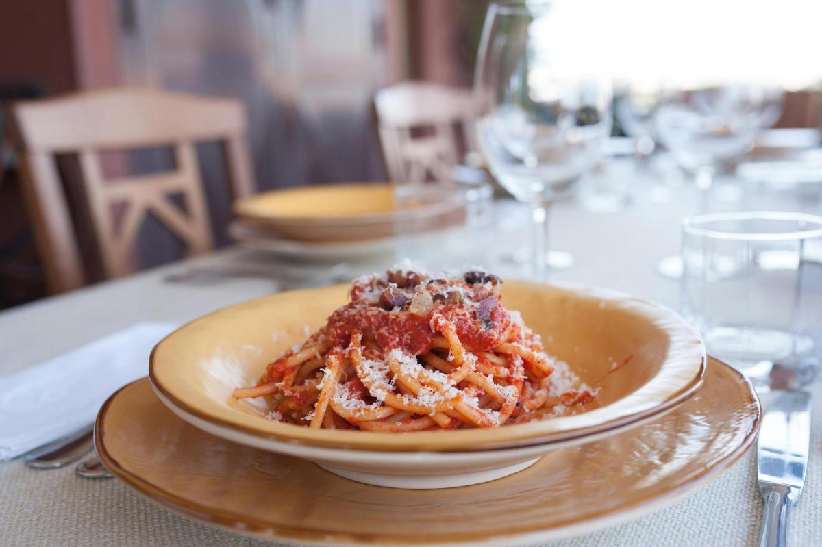 una ciotola di pasta su un piatto su un tavolo