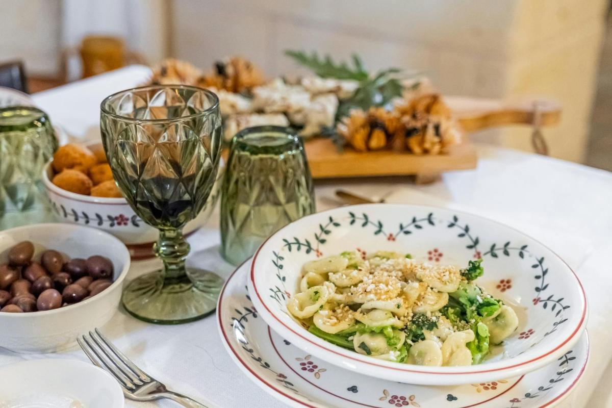 borð með skál af pasta og diski af mat