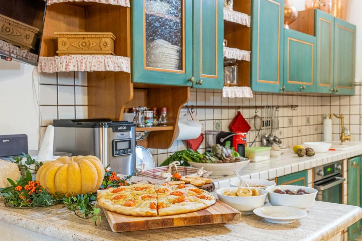 eldhúsborð með pizzu á skurðarbretti