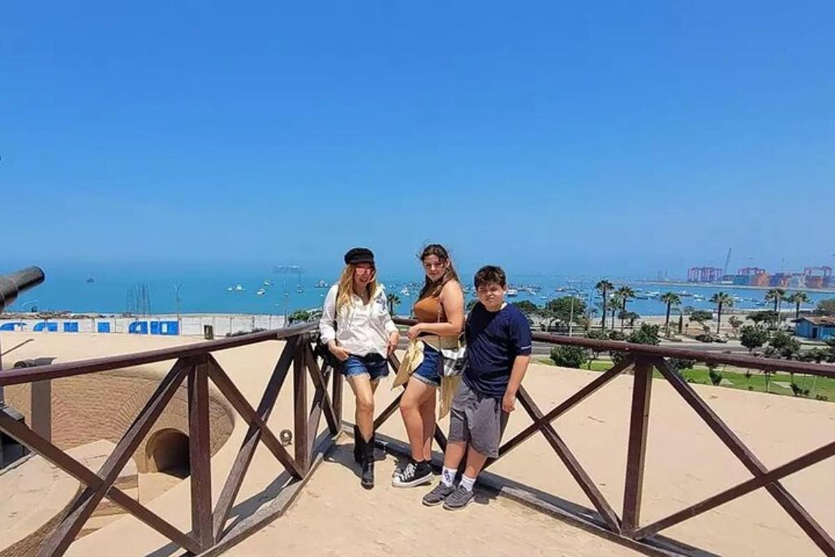 שלושה אנשים עומדים על גשר ליד החוף