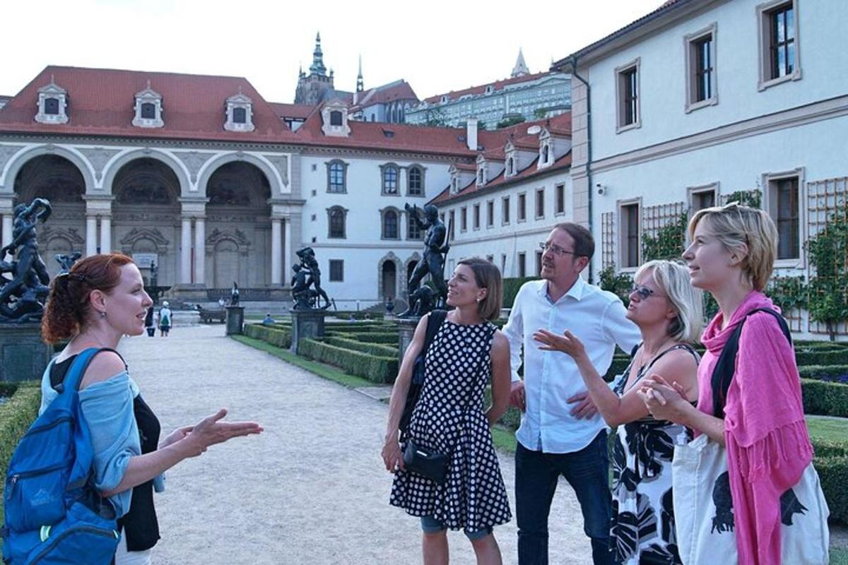 eine Gruppe von Menschen steht vor einem Gebäude