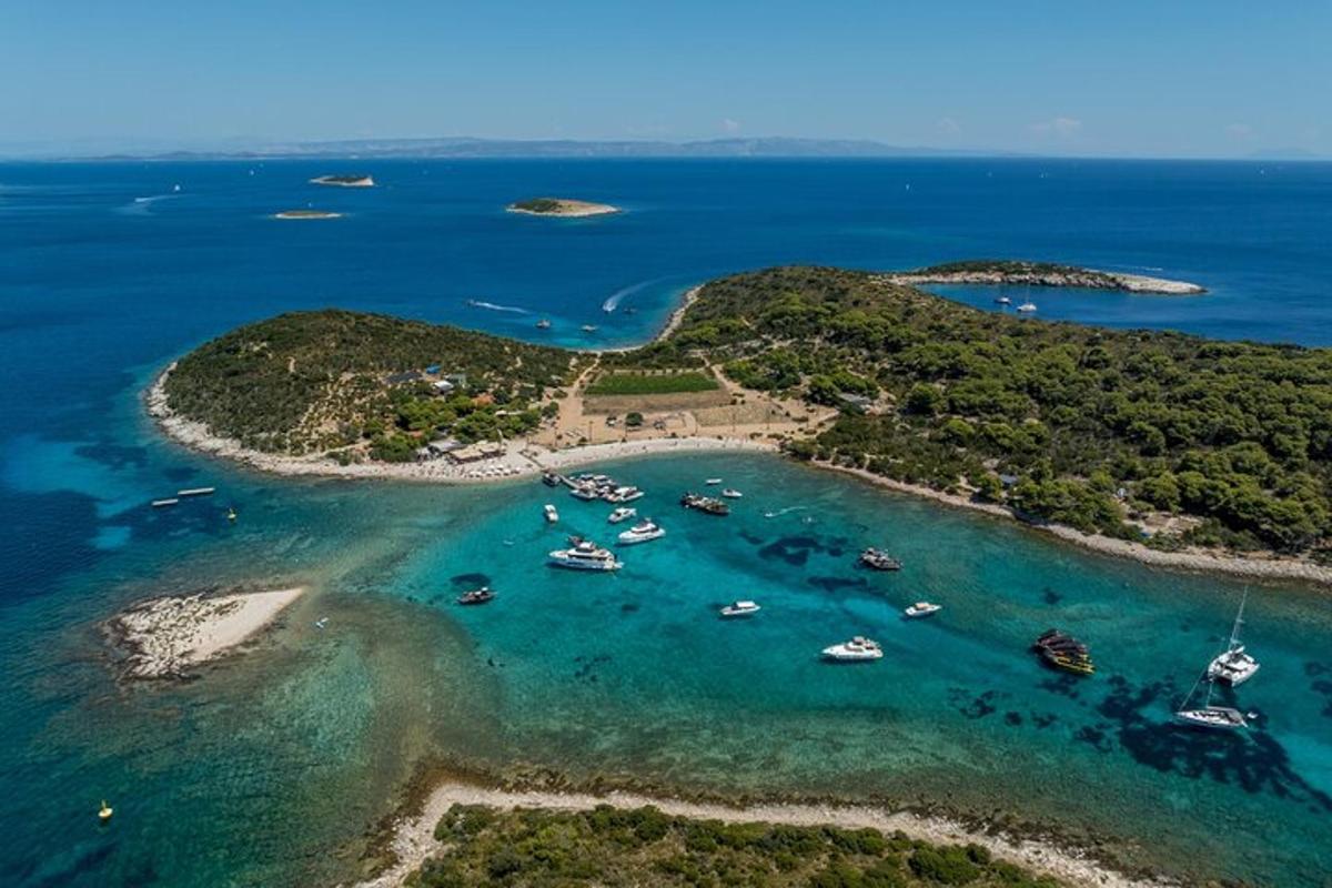 Una vista aérea de una pequeña isla con barcos en el agua.
