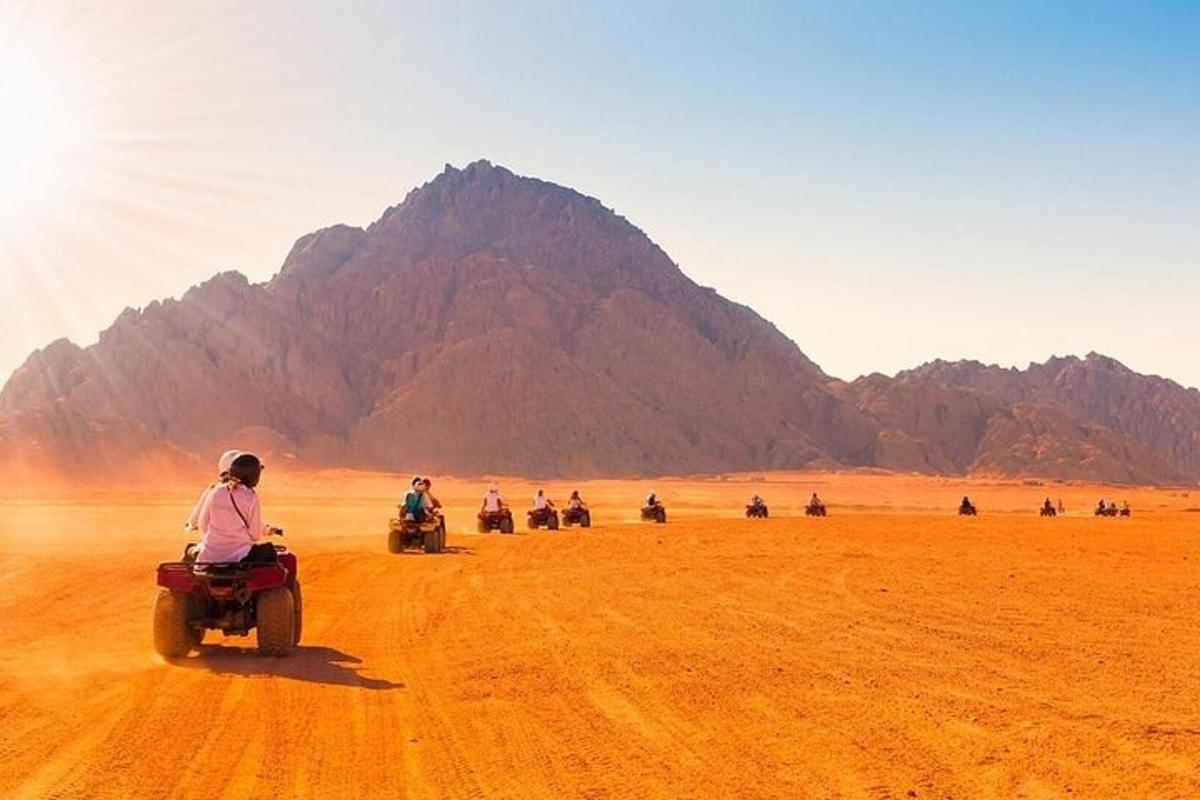 um grupo de pessoas andando de motocicleta no deserto