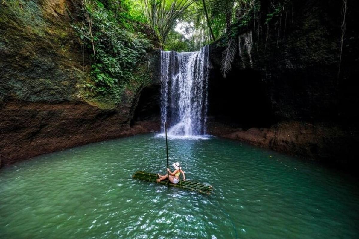 una persona en un bote frente a una cascada