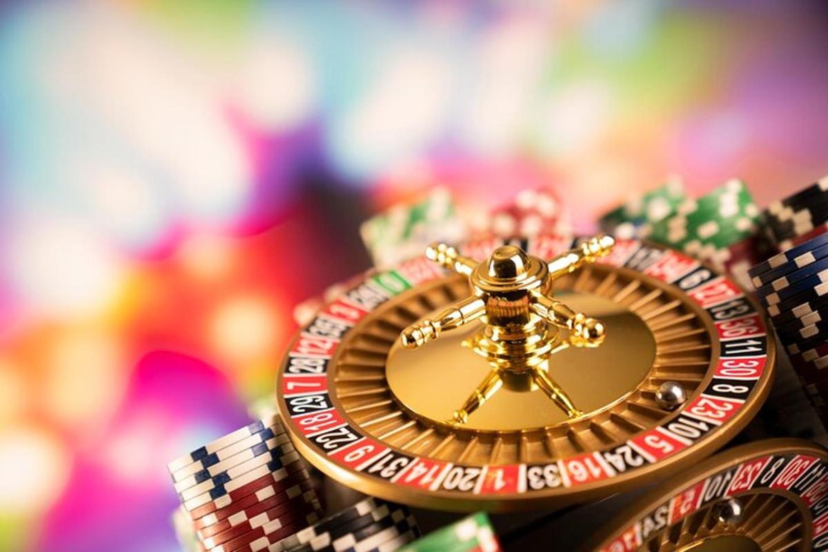 một giải thưởng vàng trên một đống chip poker