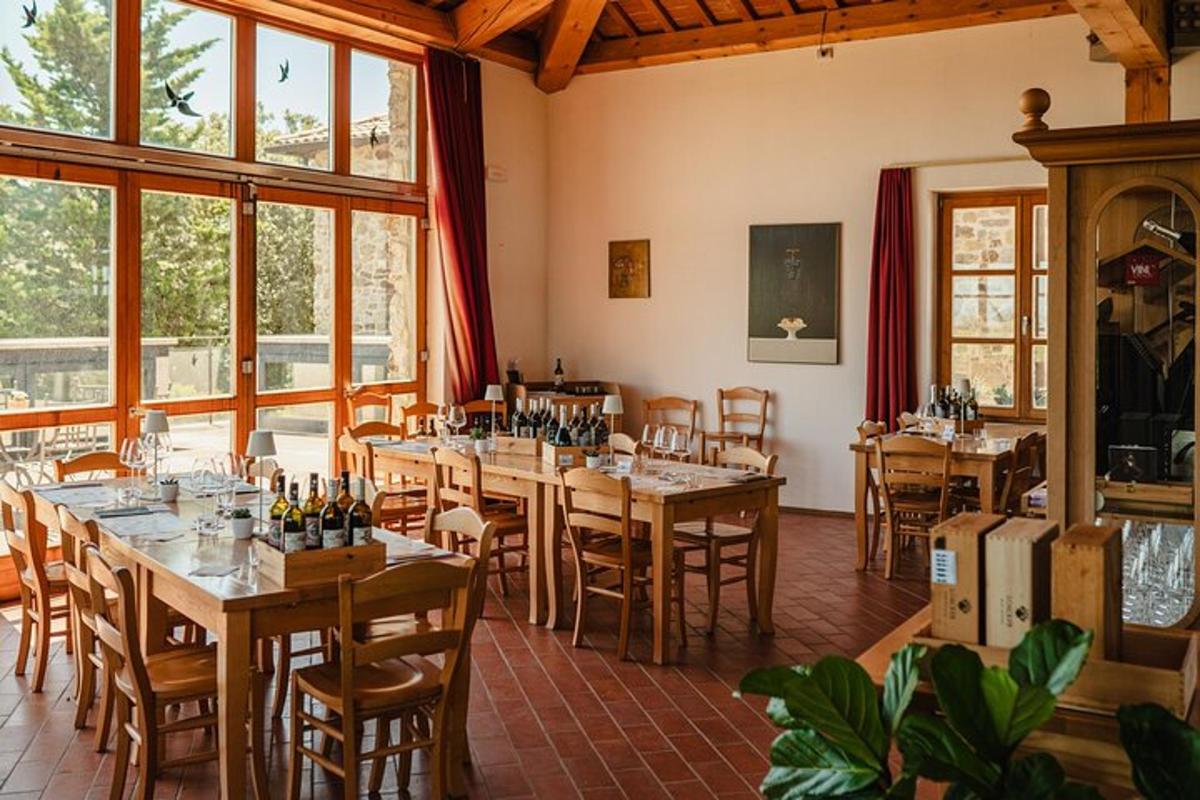 un restaurant cu mese și scaune din lemn și ferestre