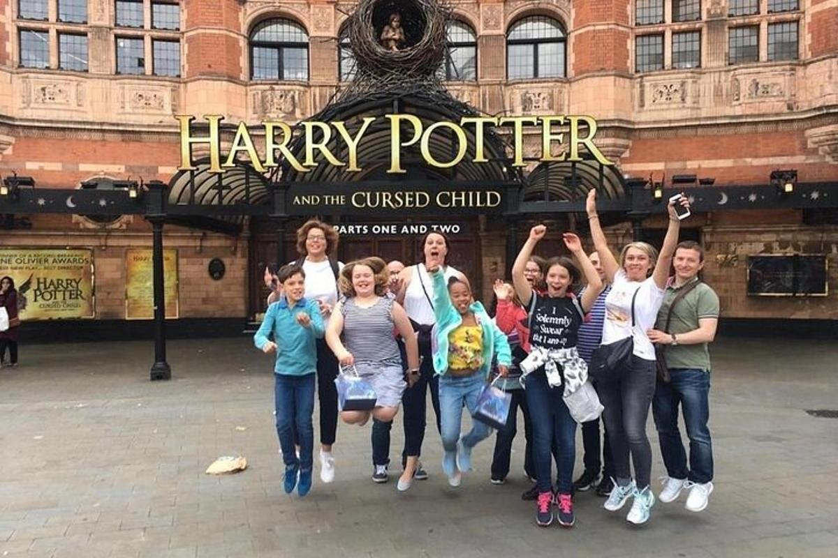 sekumpulan orang berdiri di hadapan harry potter dan yang keliru