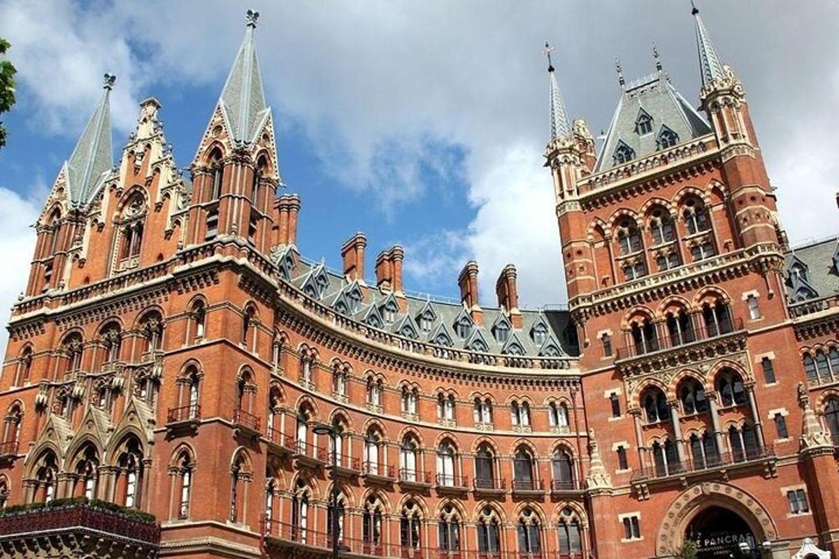 un grande edificio in mattoni rossi con una torre dell'orologio