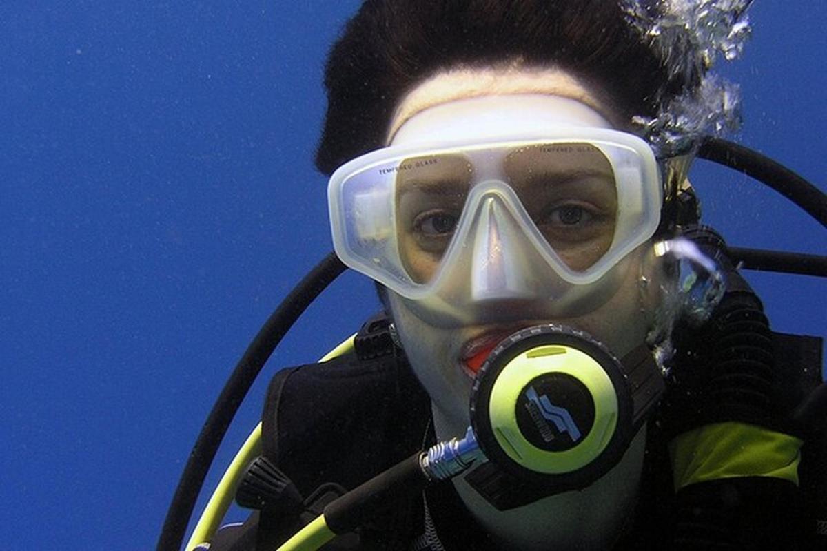 una persona con una maschera antigas sul viso