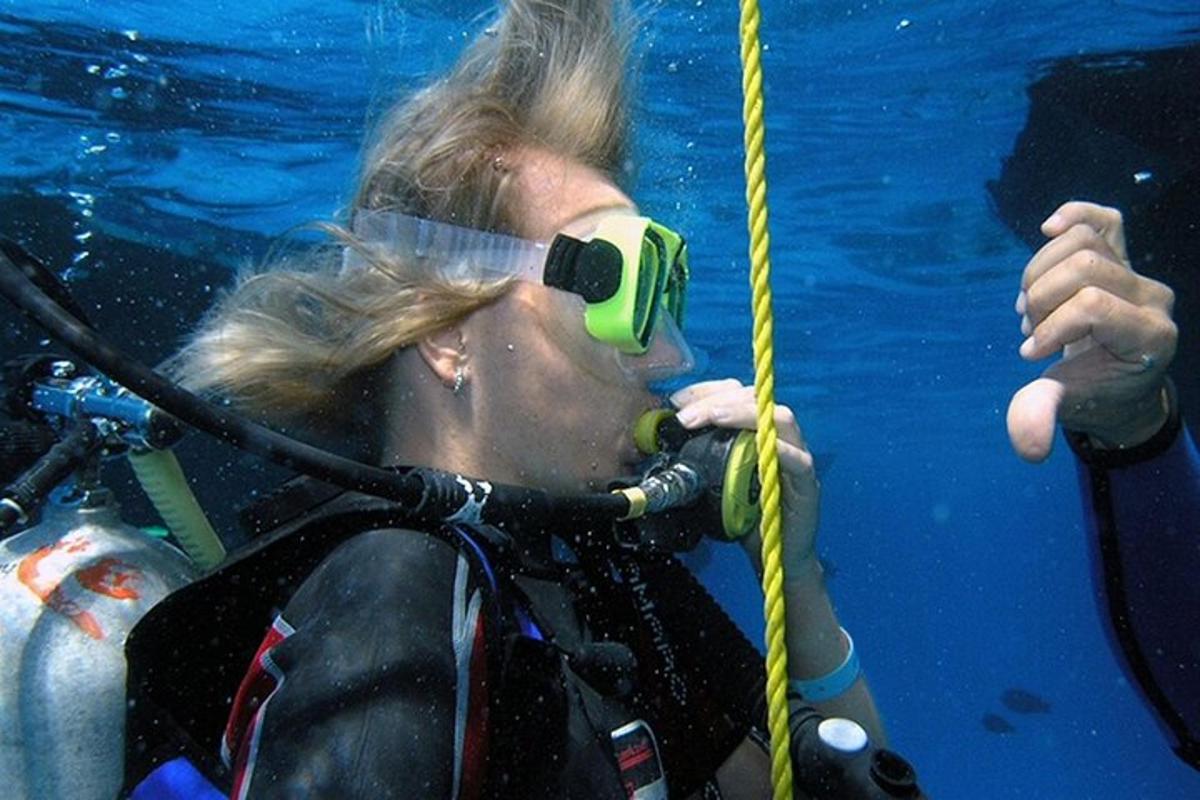 una donna in attrezzatura da sub con una corda in acqua
