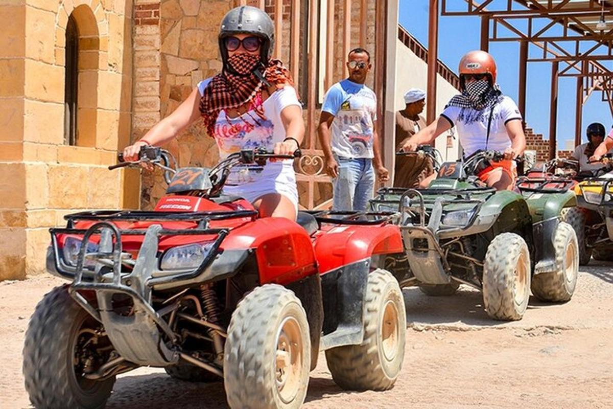 un gruppo di uomini che guidano quad su una strada sterrata