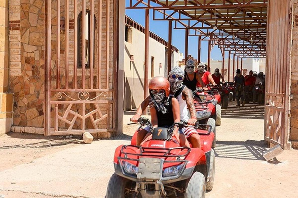 un grup de persones que viatgen en un vehicle de quatre rodes