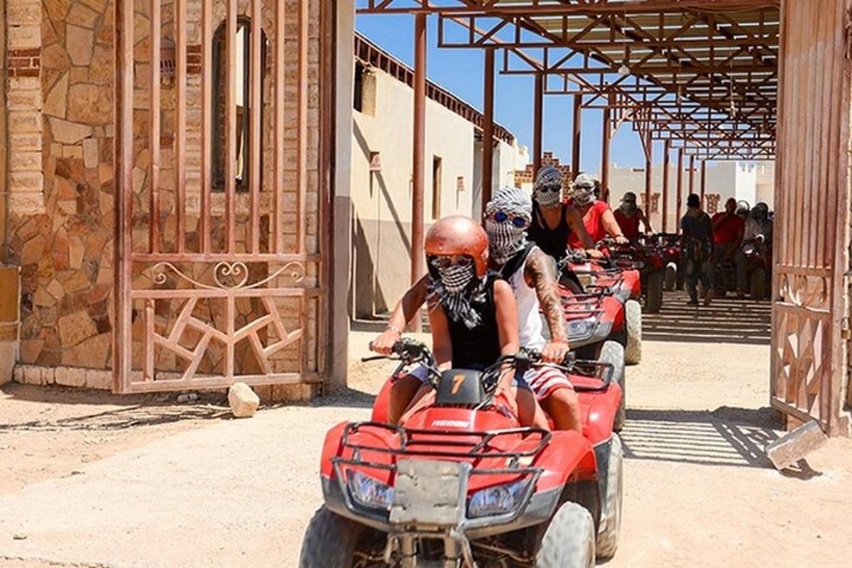 un gruppo di persone in viaggio su un veicolo a quattro ruote