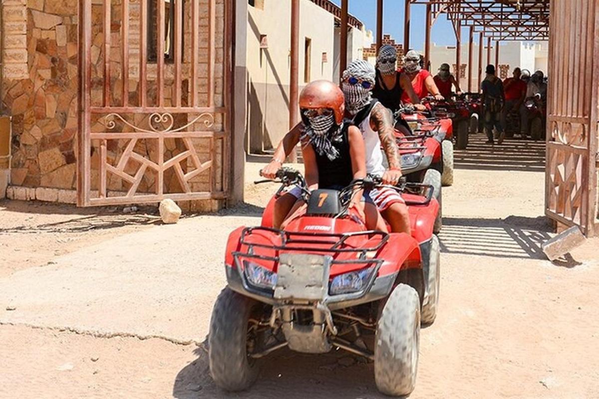 un gruppo di persone in viaggio su un veicolo a quattro ruote