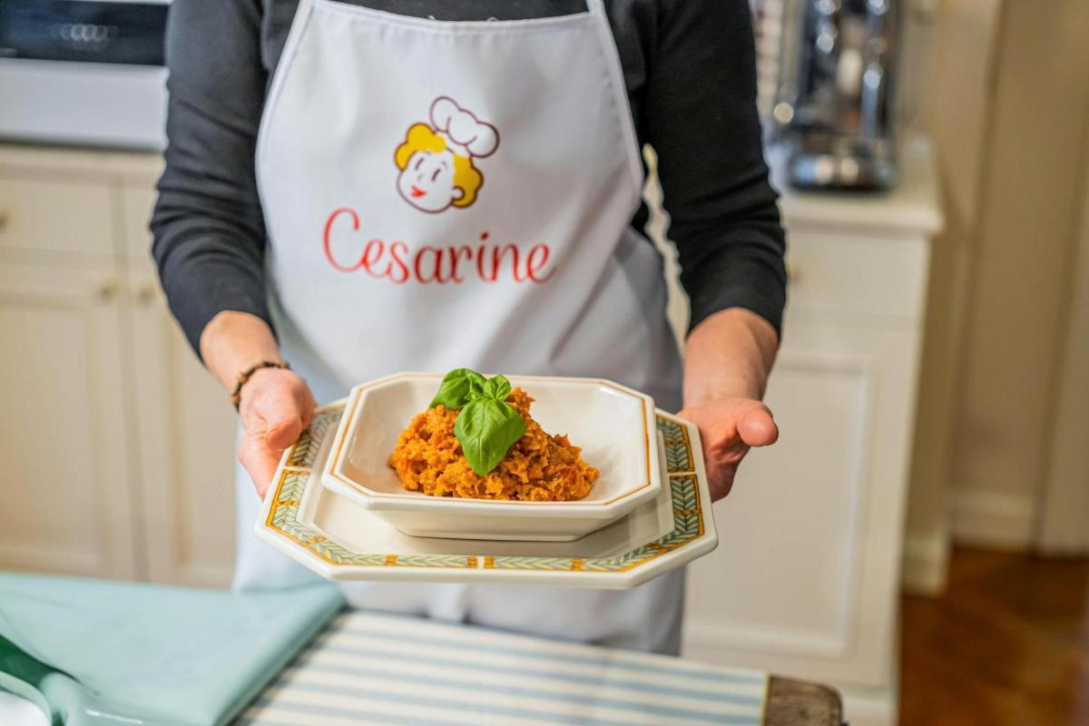 una persona che tiene in mano un piatto di cibo in cucina
