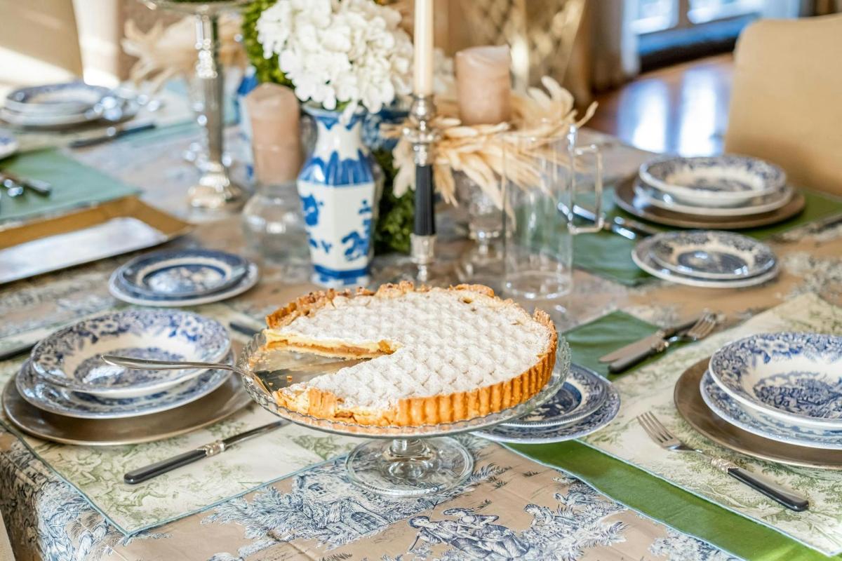 un tavolo con una torta su un tavolo blu e bianco