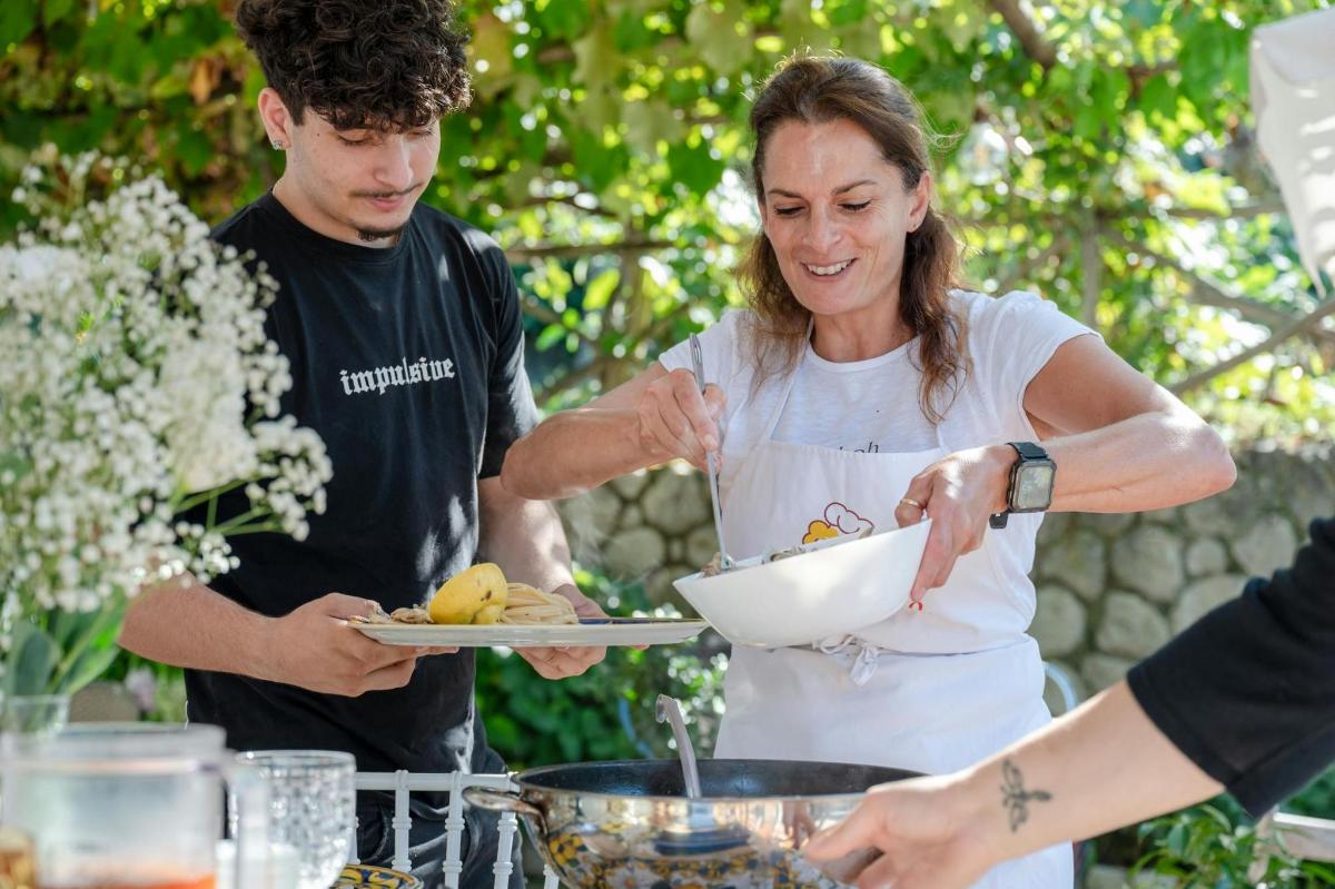 Una mujer sosteniendo un plato de comida con un hombre.