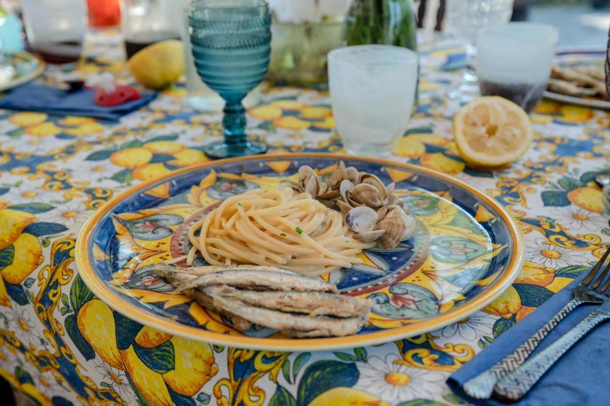Un plato de espaguetis y champiñones en una mesa.
