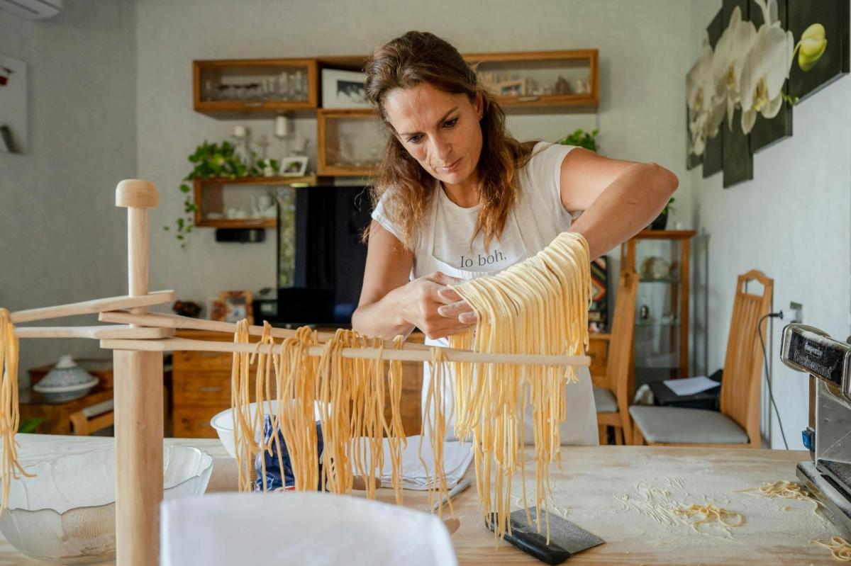 žena izrađuje komad drveta na stolu