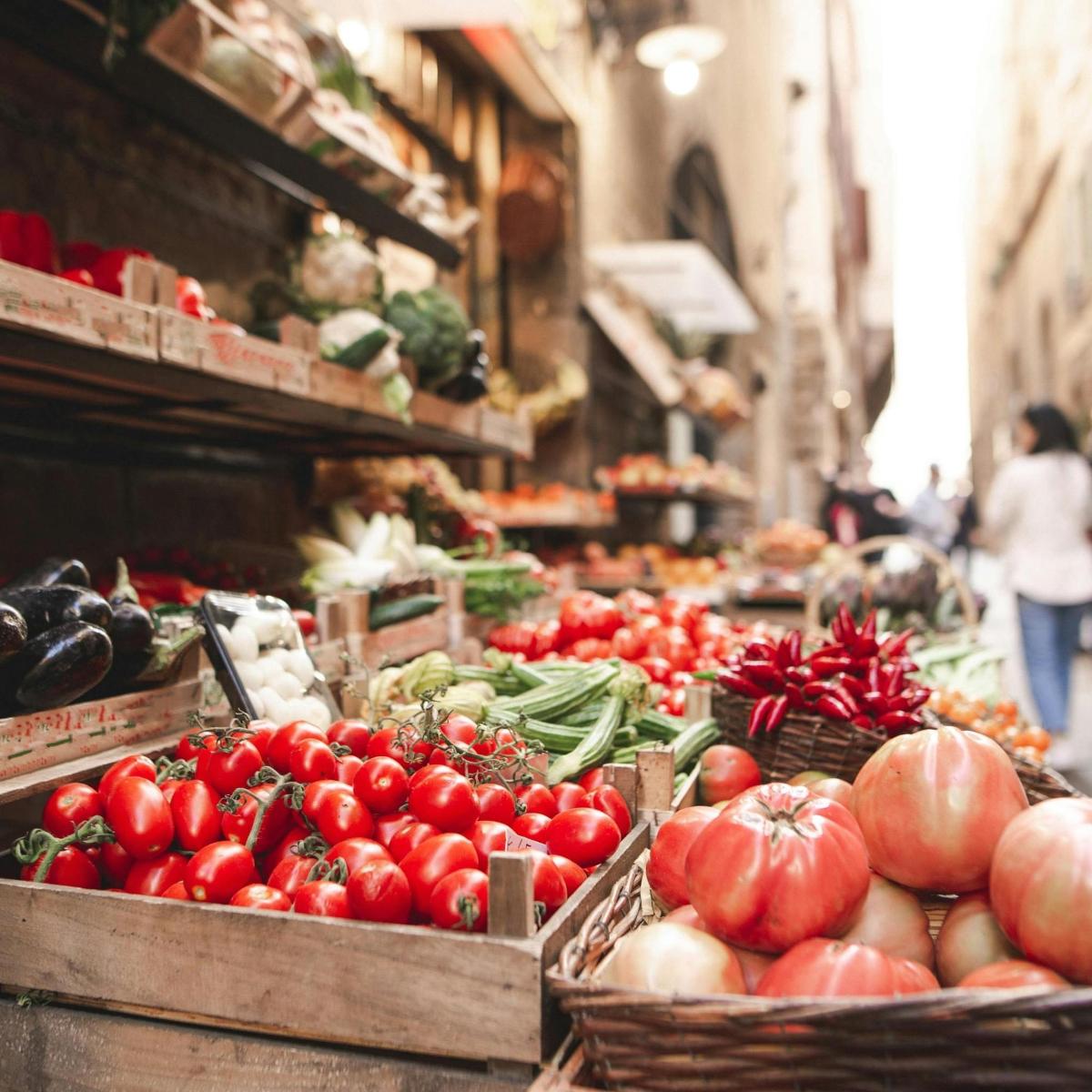 pasar dengan tomato dan sayur-sayuran lain dalam bakul