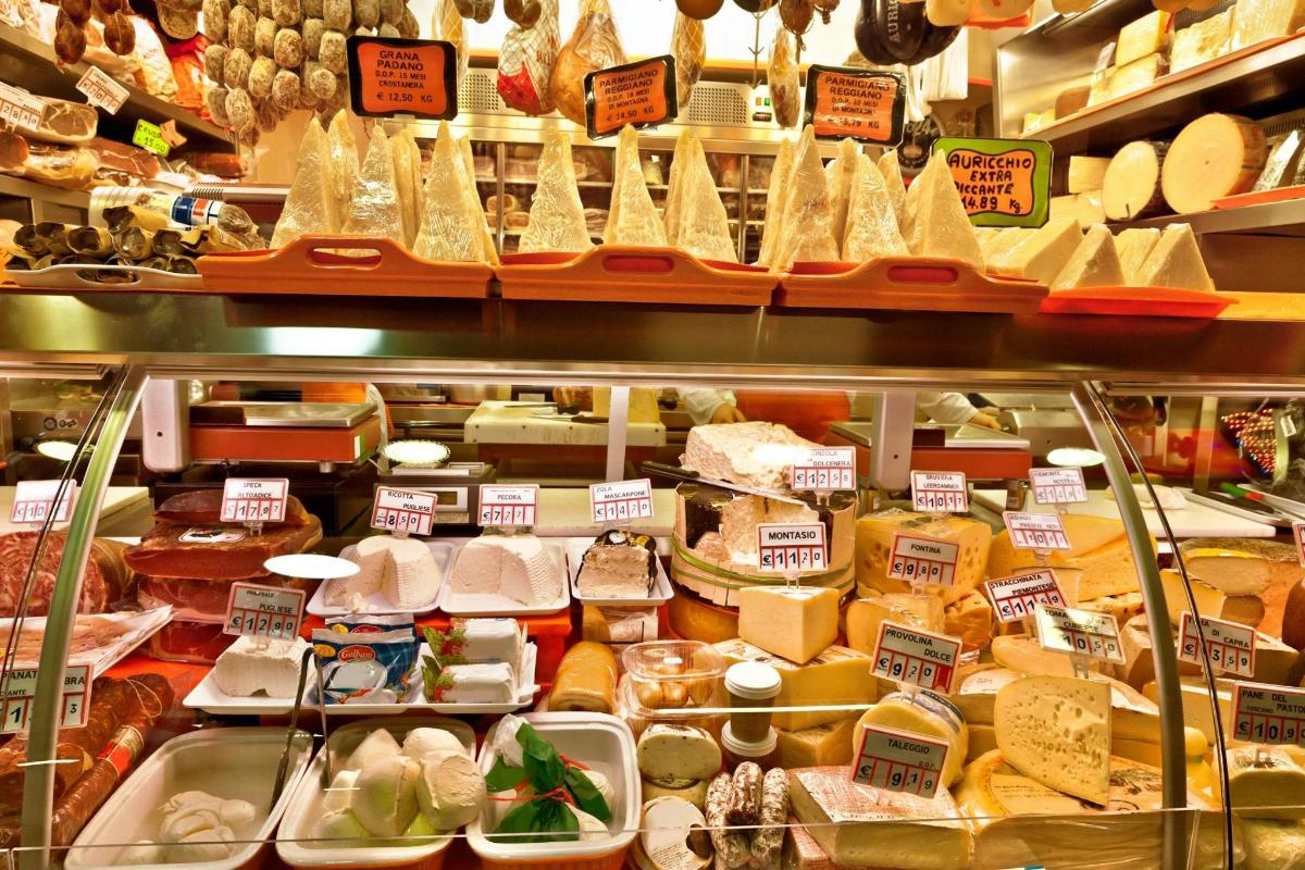 una botiga plena de molts tipus diferents d'aliments