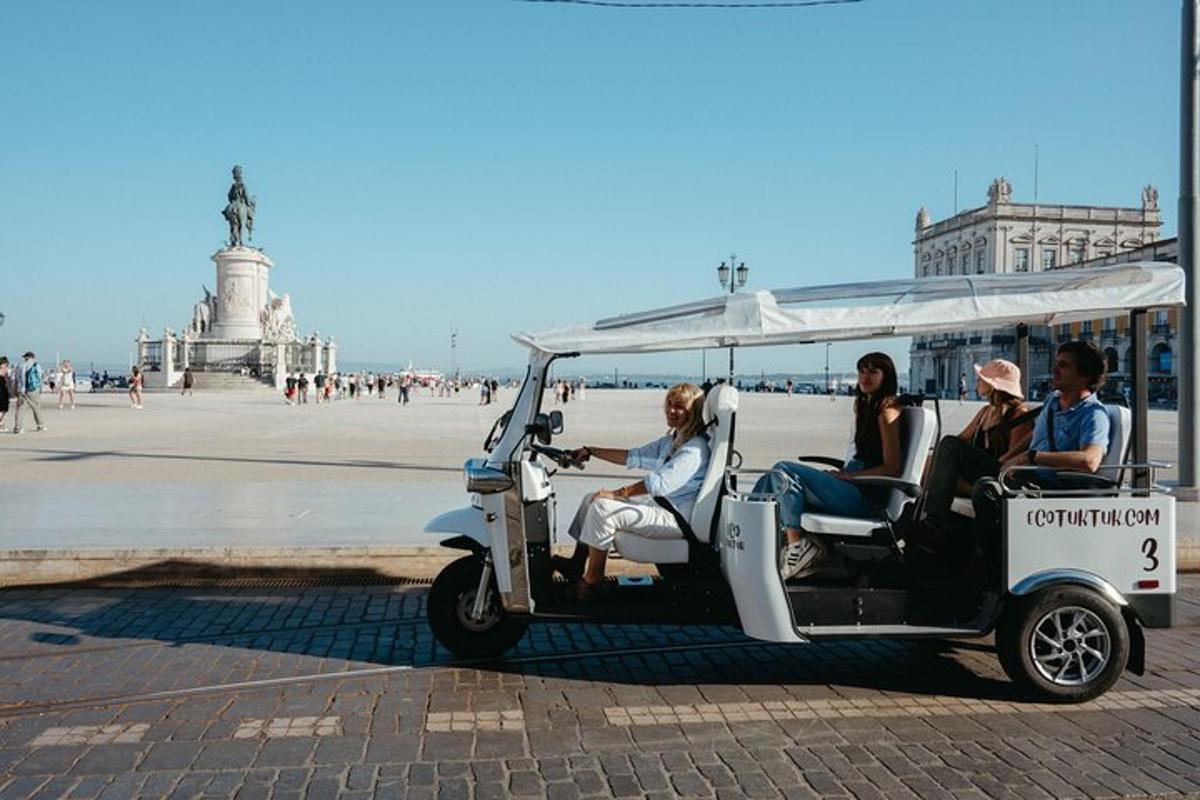 un gruppo di persone a bordo di un golf cart