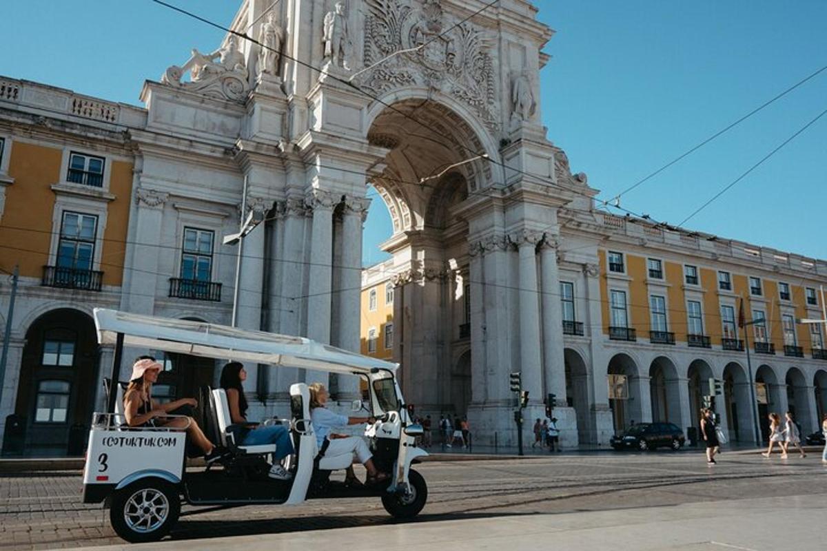 due persone a bordo di un golf cart davanti a un edificio