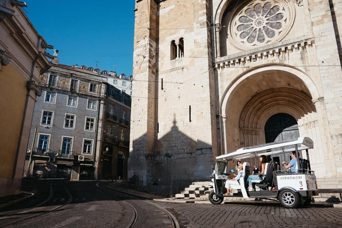 un gruppo di persone a bordo di un golf cart davanti a un edificio