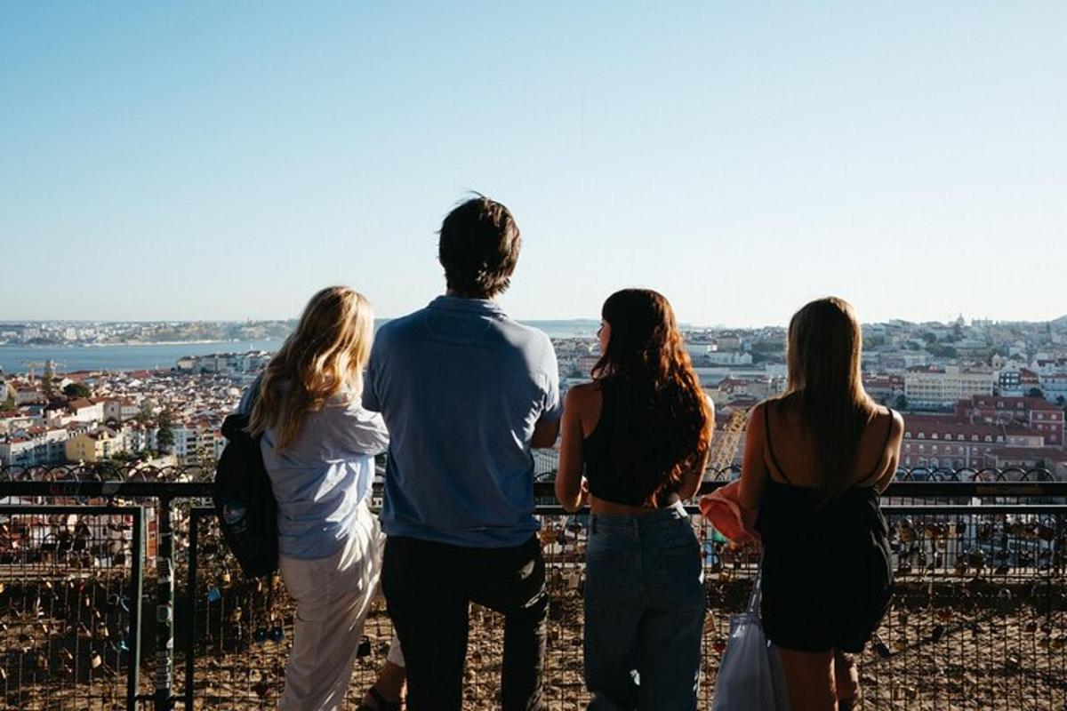 un gruppo di persone in piedi in cima a una città