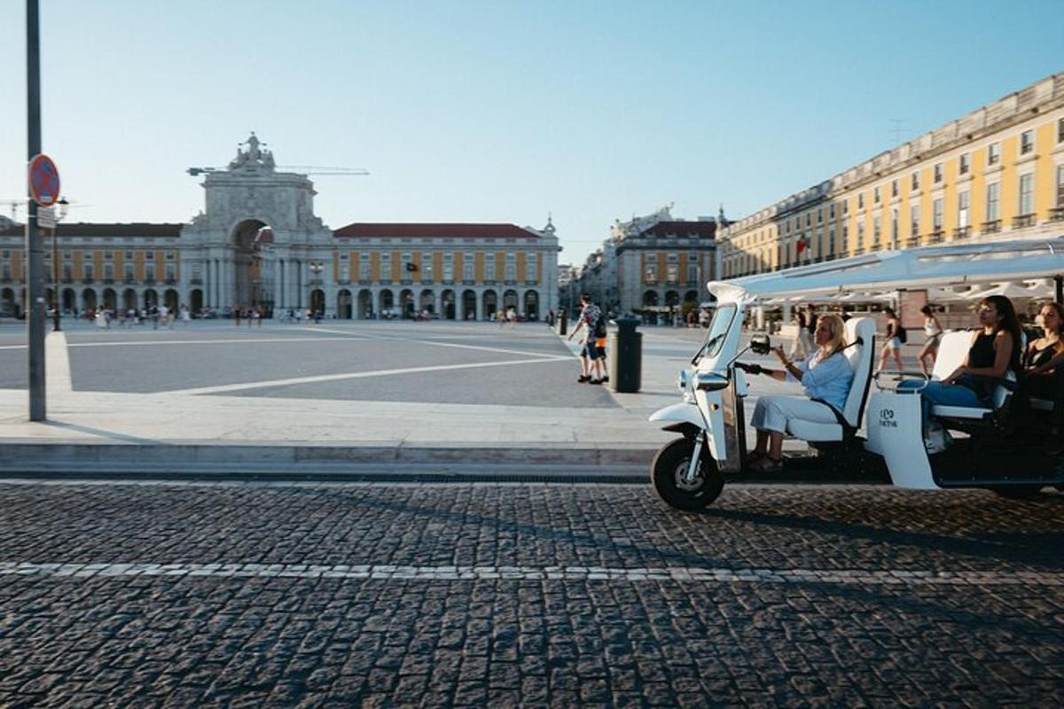 hópur fólks sem ekur golfbíl á götu í borginni