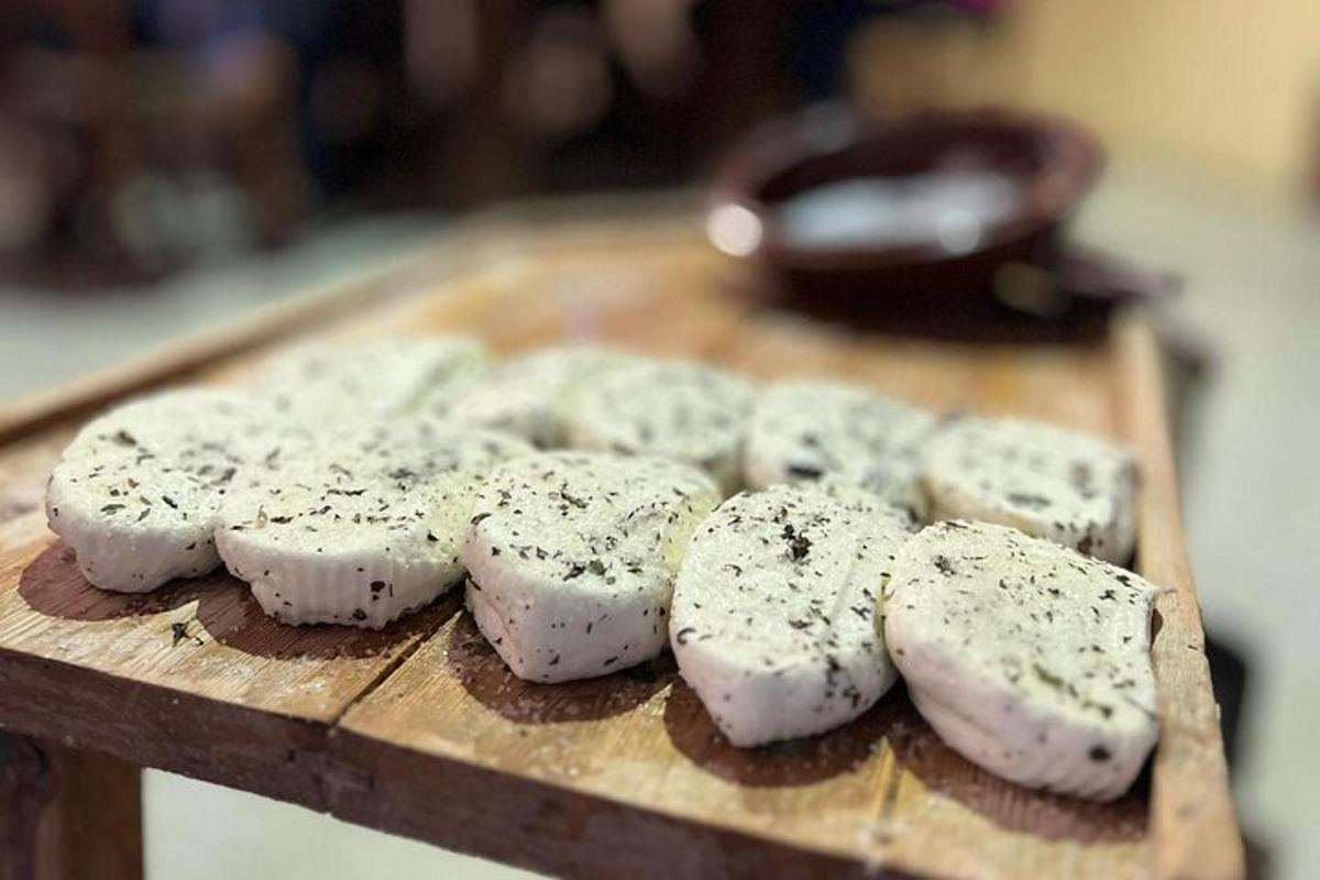 un tagliere di legno con sopra del pane bianco