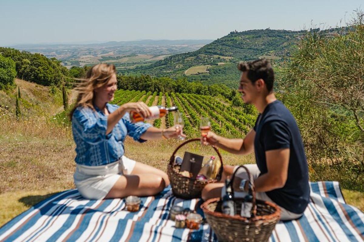 un uomo e una donna seduti su una coperta da picnic