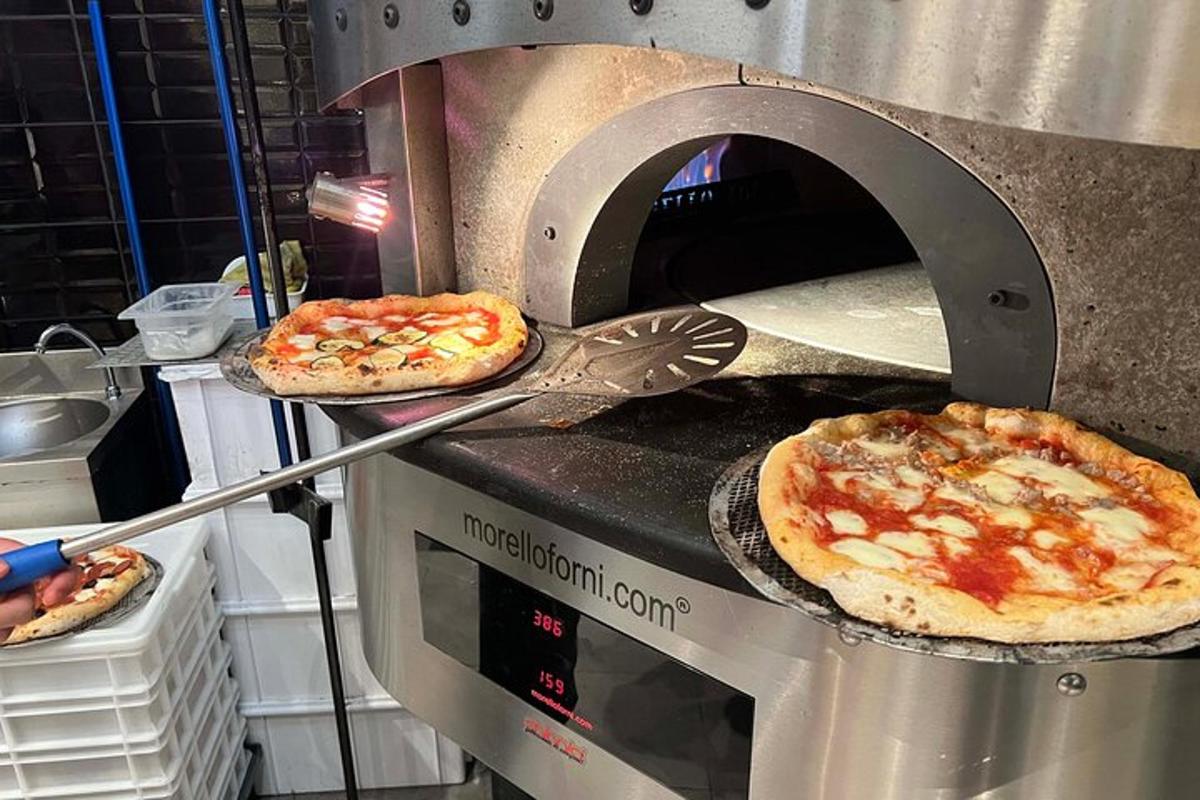 V peci na pizzu se pečou dvě pizzy