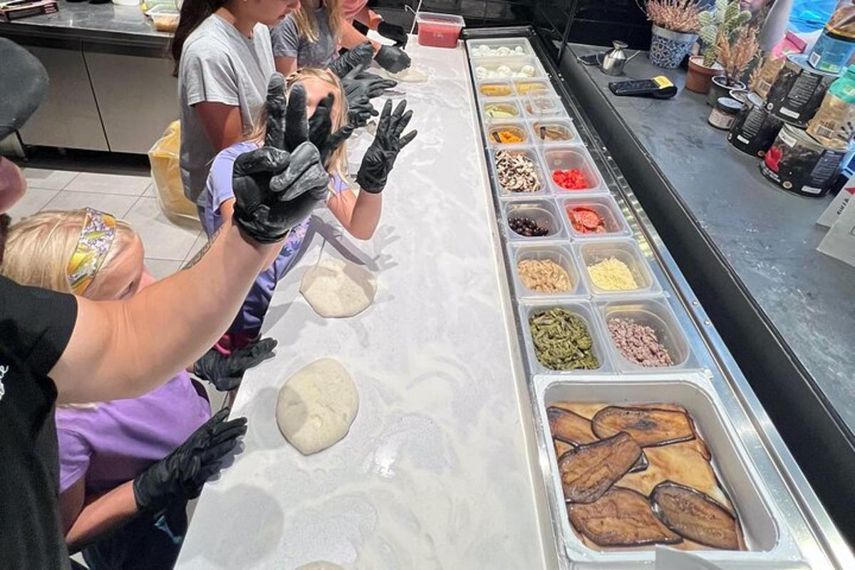 un groupe de personnes préparant de la nourriture à un buffet