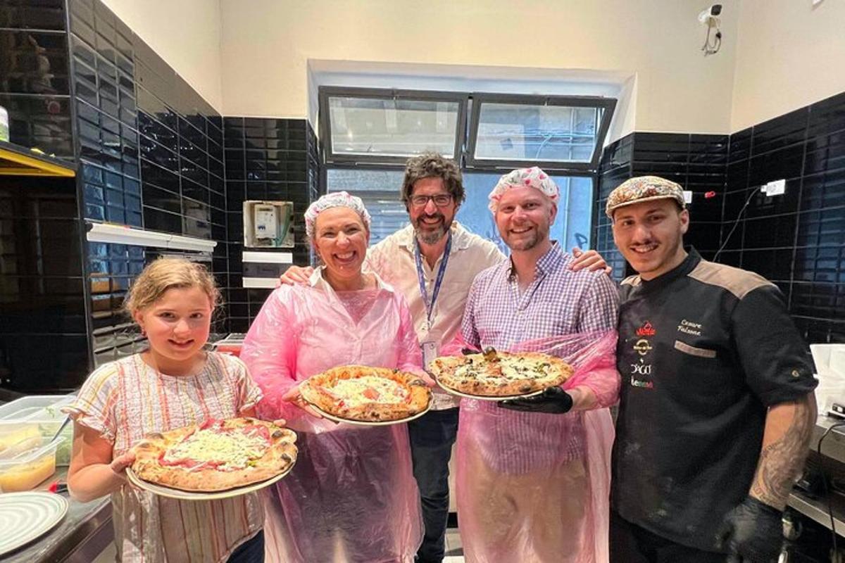skupina lidí oblečených v růžovém držících pizzy