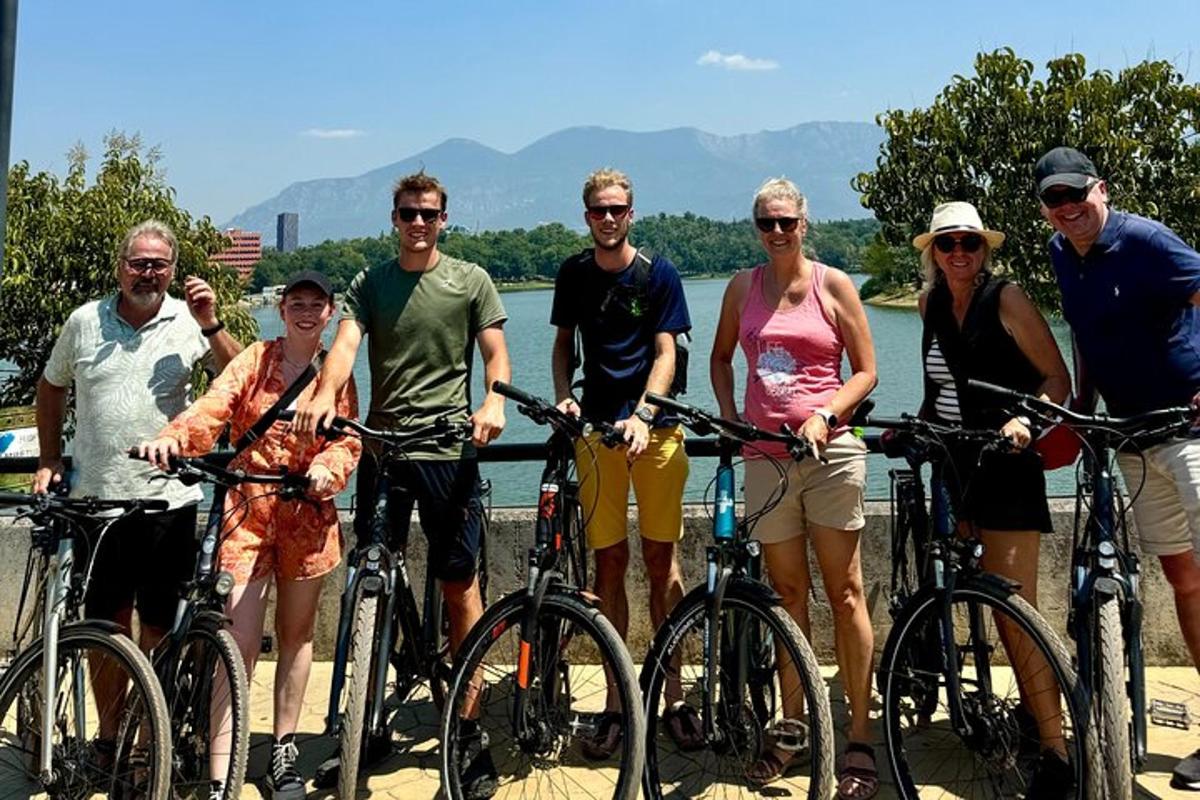 un grup de oameni care pozează pentru o fotografie cu bicicletele lor