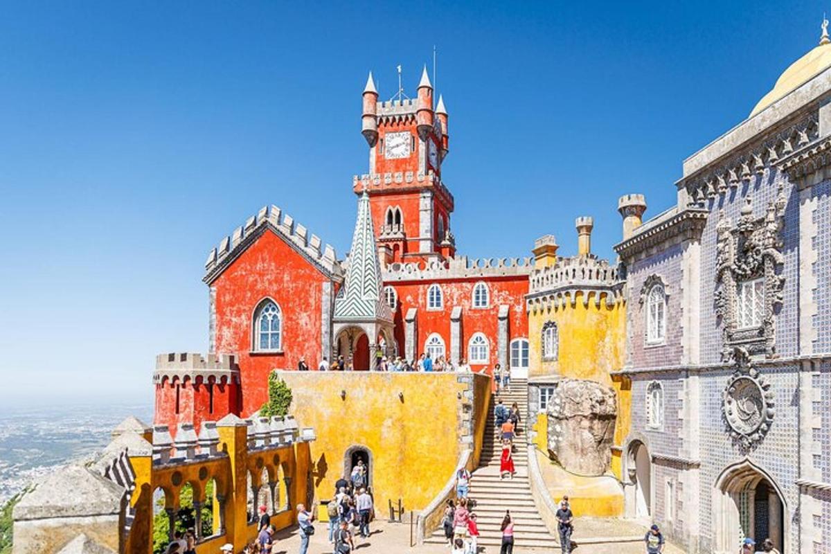 hrad s hodinovou vežou na vrchole